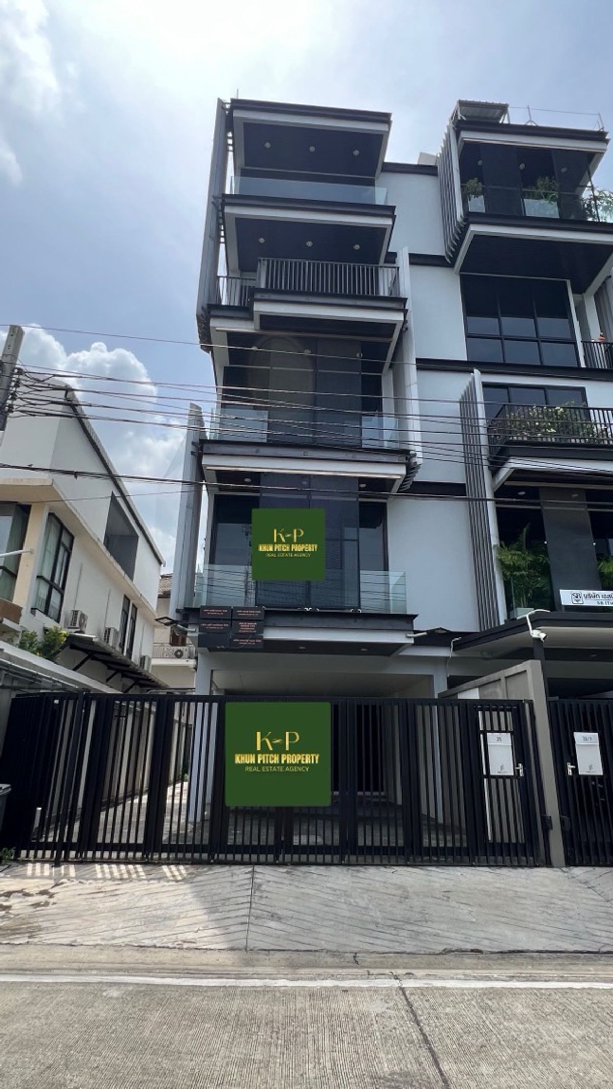 For SaleHome OfficeRama9, Petchburi, RCA : 📣 [For Sale] Premium 5-Storey Home Office with Private Elevator – Meloft Rama 9, Soi 57/1
✨ Fully Furnished & Ready to Move In | Prime Rama 9 Location

