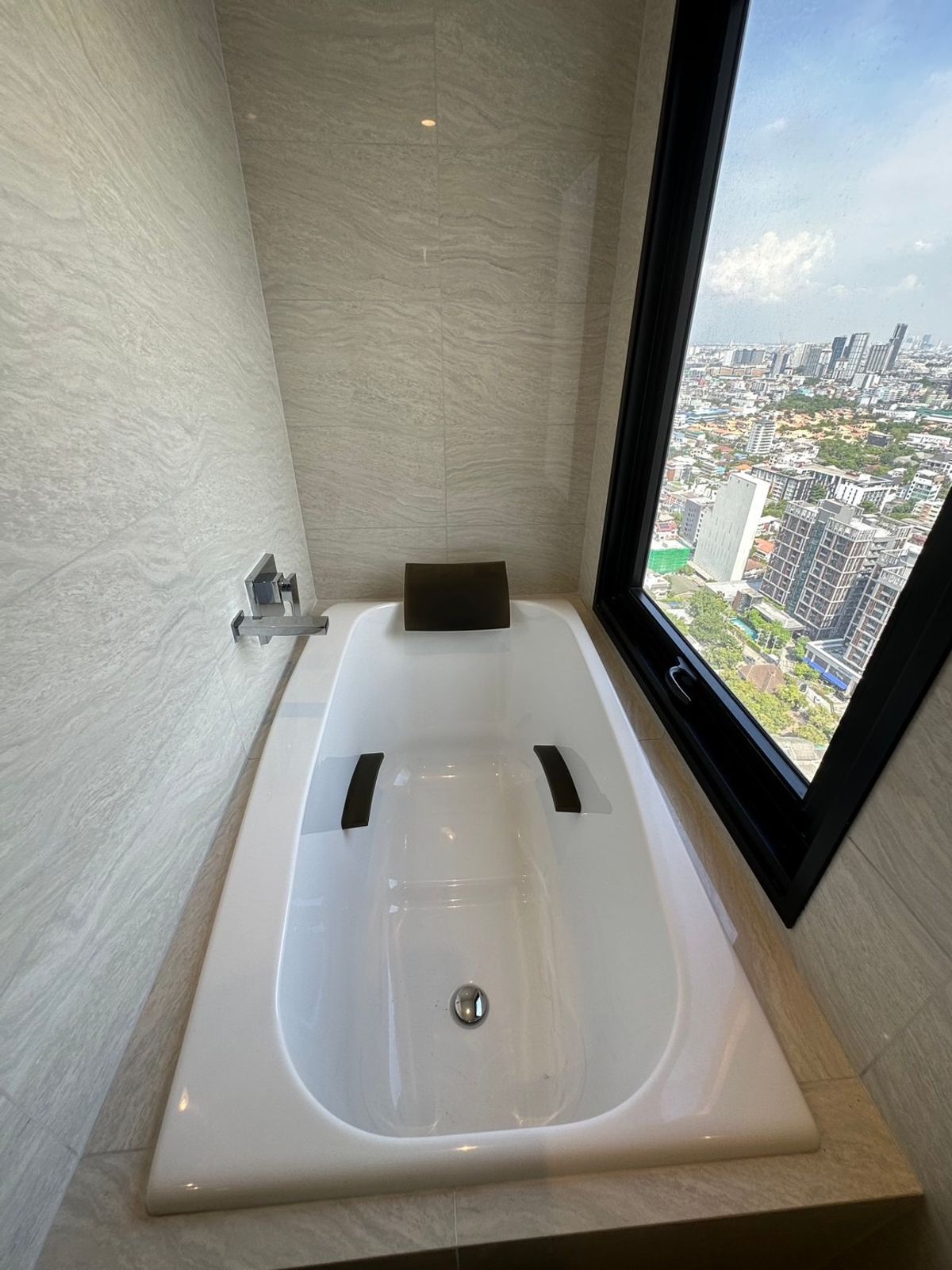 For SaleCondoSukhumvit, Asoke, Thonglor : Maru Ekkamai 2 / Pet Friendly near BTS Ekkamai, rare item, only 2 units on the whole floor, brand new room, extra high ceiling 5.5 m. / 2 bedrooms, 2 bathrooms, 76 sq m. Call 0937890899