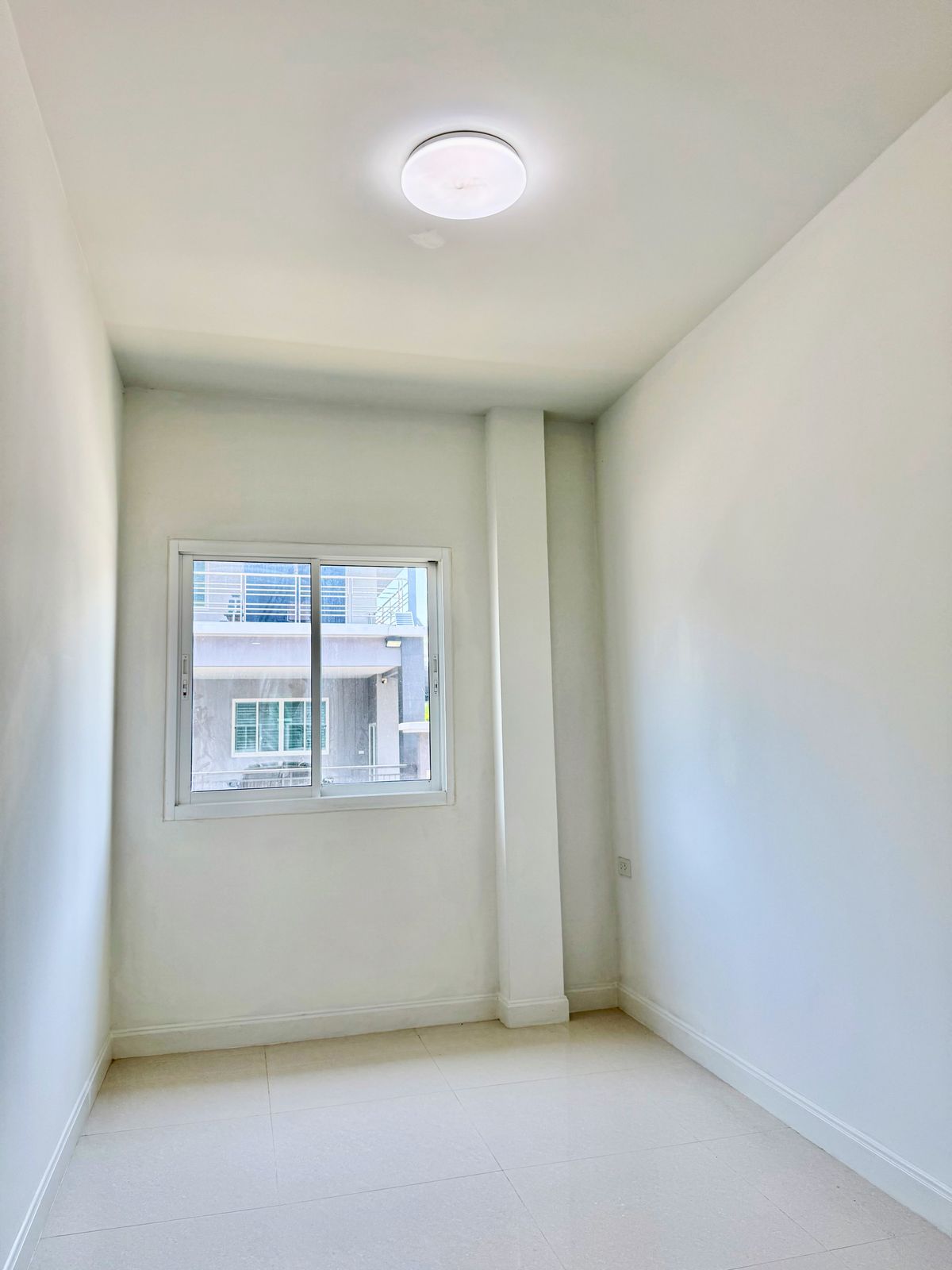 ขายบ้านปิ่นเกล้า จรัญสนิทวงศ์ : ขายบ้านเดี่ยวหลังใหญ่ 2 ชั้น ห้องมุม หมู่บ้านสวนดอกไม้ บรมราชชนนี 105