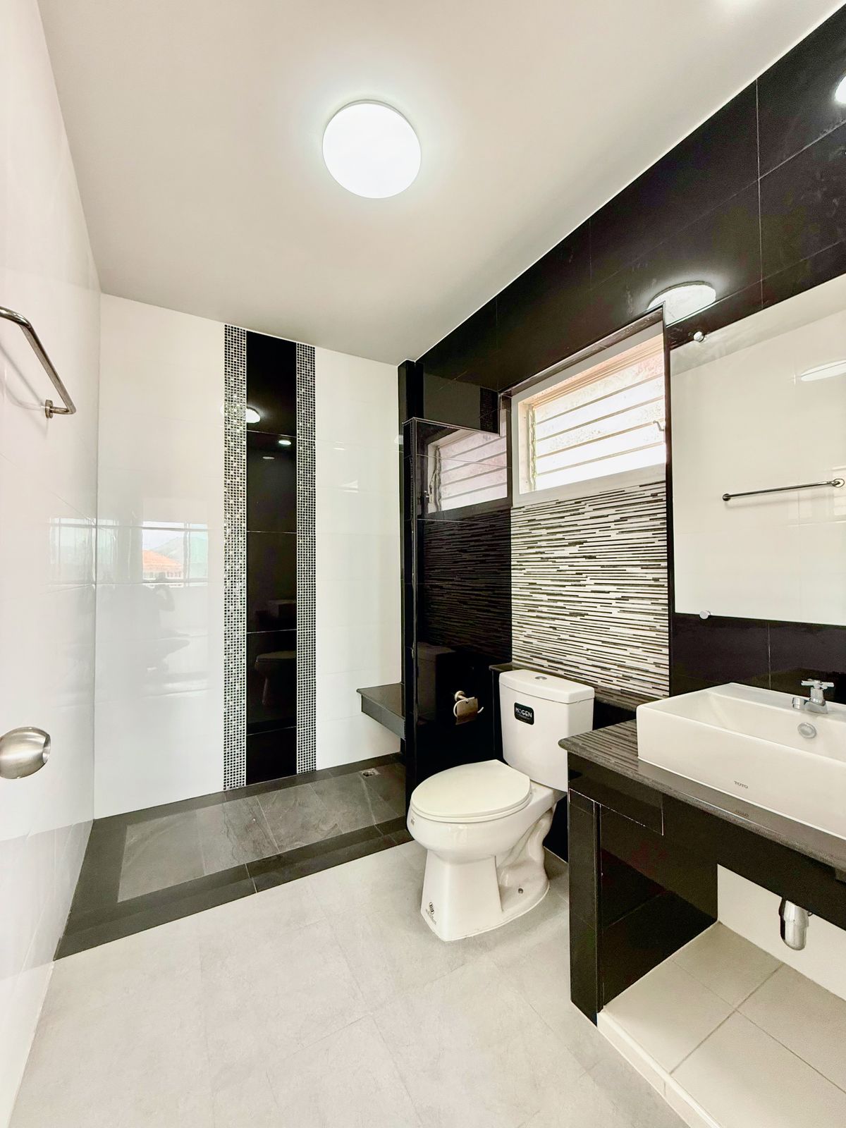 ขายบ้านปิ่นเกล้า จรัญสนิทวงศ์ : ขายบ้านเดี่ยวหลังใหญ่ 2 ชั้น ห้องมุม หมู่บ้านสวนดอกไม้ บรมราชชนนี 105