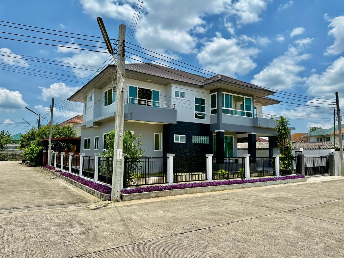 ขายบ้านปิ่นเกล้า จรัญสนิทวงศ์ : ขายบ้านเดี่ยวหลังใหญ่ 2 ชั้น ห้องมุม หมู่บ้านสวนดอกไม้ บรมราชชนนี 105