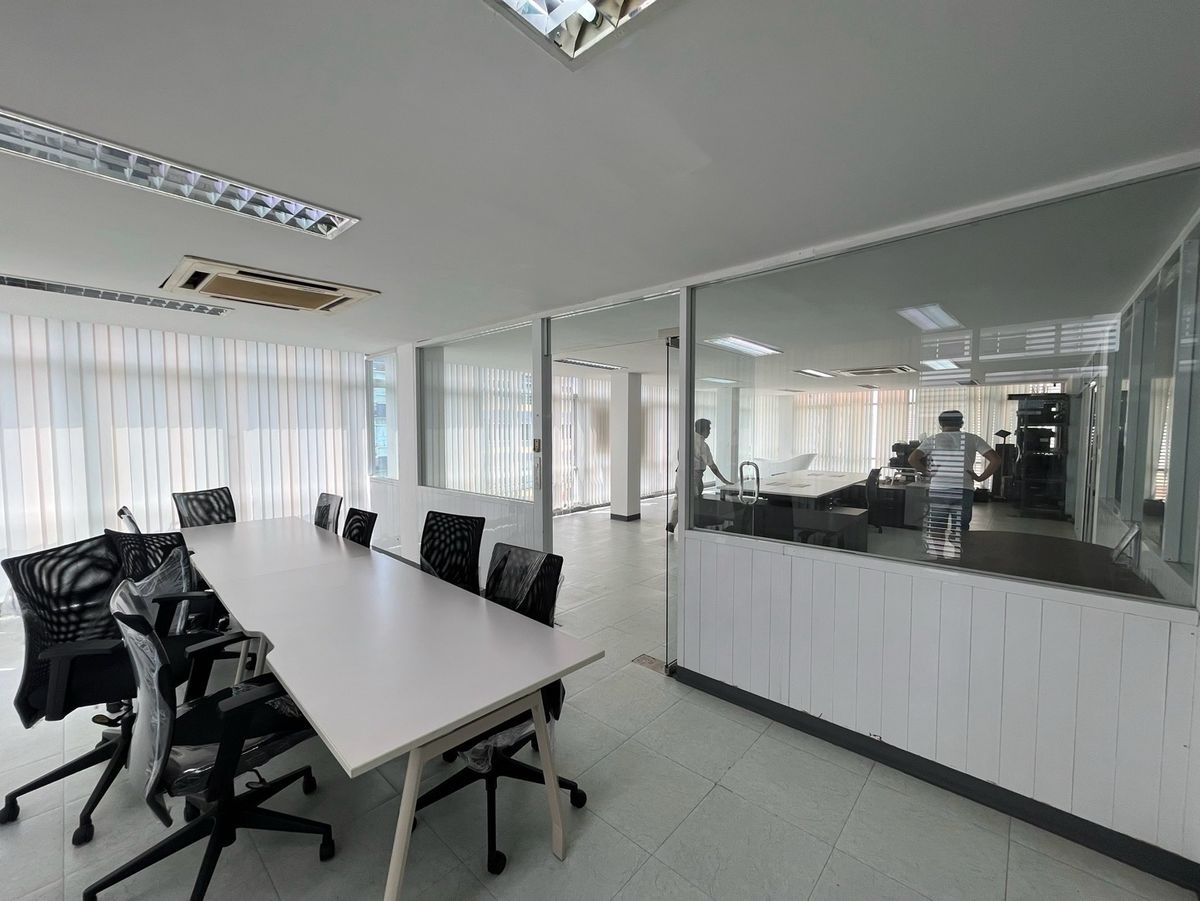 For RentOfficeKaset Nawamin,Ladplakao : Rent a 5 -story office building with a Stand Alone elevator, 20 car parking, Nuanchan, Bueng Kum District, Bangkok | Can decorate the renovation to improve the companys office.