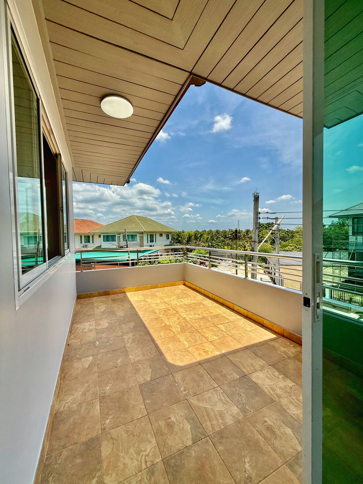 ขายบ้านปิ่นเกล้า จรัญสนิทวงศ์ : ขายบ้านเดี่ยวหลังใหญ่ 2 ชั้น ห้องมุม หมู่บ้านสวนดอกไม้ บรมราชชนนี 105