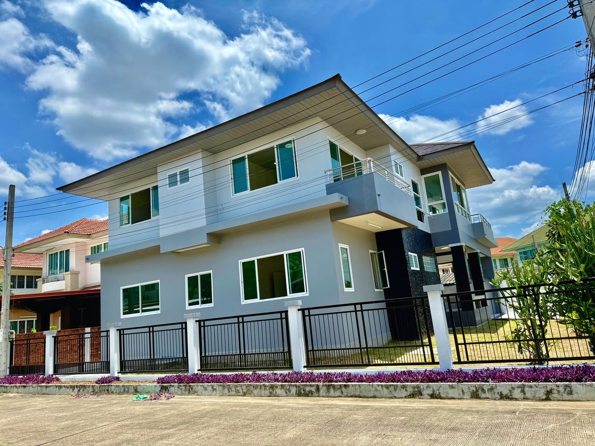 ขายบ้านปิ่นเกล้า จรัญสนิทวงศ์ : ขายบ้านเดี่ยวหลังใหญ่ 2 ชั้น ห้องมุม หมู่บ้านสวนดอกไม้ บรมราชชนนี 105