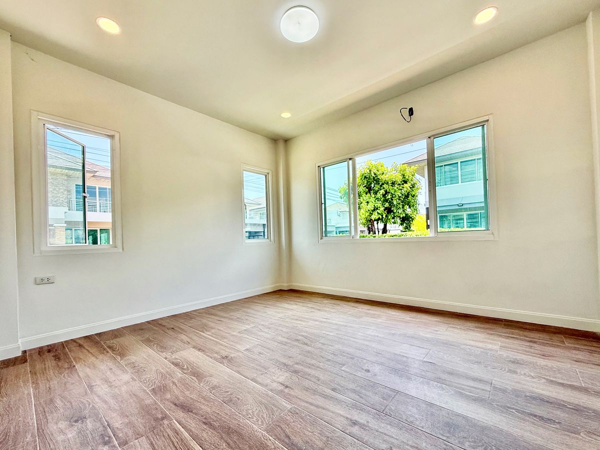 ขายบ้านปิ่นเกล้า จรัญสนิทวงศ์ : ขายบ้านเดี่ยวหลังใหญ่ 2 ชั้น ห้องมุม หมู่บ้านสวนดอกไม้ บรมราชชนนี 105