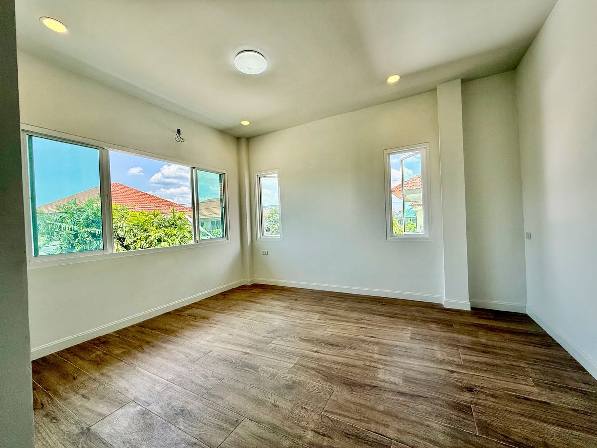 ขายบ้านปิ่นเกล้า จรัญสนิทวงศ์ : ขายบ้านเดี่ยวหลังใหญ่ 2 ชั้น ห้องมุม หมู่บ้านสวนดอกไม้ บรมราชชนนี 105