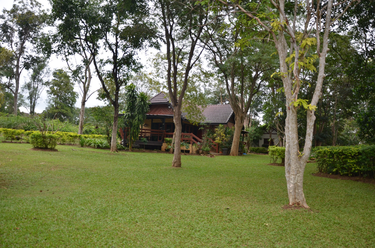 ขายบ้านโคราช นครราชสีมา : เนื้อที่ไร่กว่า ราคาแค่หกล้าน ขายด่วน บ้านพักตากอากาศ ต้นไม้ใหญ่ครึ้ม ในโครงการภูตะวัน อ.ปากช่อง