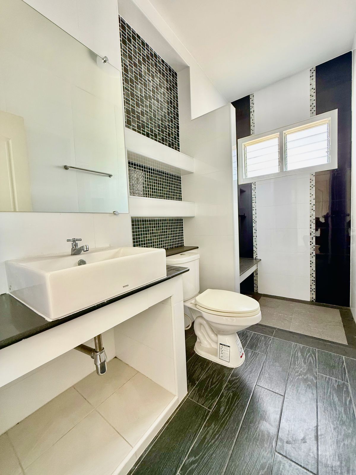 ขายบ้านปิ่นเกล้า จรัญสนิทวงศ์ : ขายบ้านเดี่ยวหลังใหญ่ 2 ชั้น ห้องมุม หมู่บ้านสวนดอกไม้ บรมราชชนนี 105