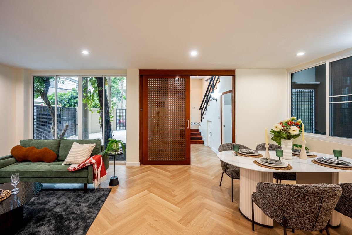 For SaleHouseSapankwai,Jatujak : 🏡 For Sale: 3-Storey Detached House in Modern Contemporary Style ✨ Fully renovated with spacious 375 sq.m. of usable area | 5 Bedrooms Prime location near MRT Chatuchak & BTS Mo Chit Surrounded by shopping malls, schools, and universities – convenient