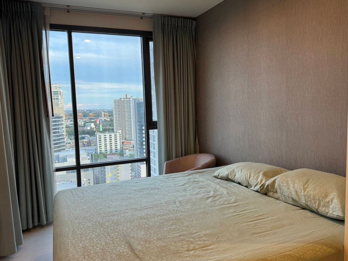 For RentCondoSukhumvit, Asoke, Thonglor : RHYTHM Sukhumvit 42 is attached to Gateway Ekkamai next to Ekkamai BTS.