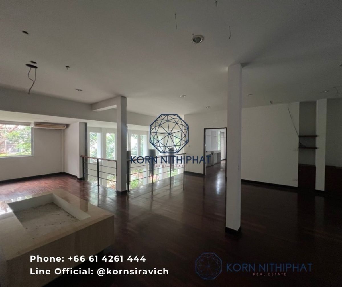 For RentRetail SpaceSukhumvit, Asoke, Thonglor : Rent a detached house with Sukhong Sukhumvit for doing a renovated business. Open Idea Business has many cars parking on the land, a total of 231 square wah, call 061-4261-444.