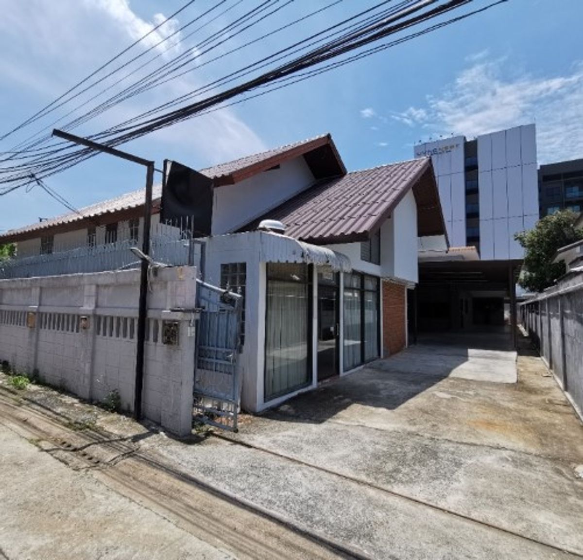 ให้เช่าบ้านโชคชัย4 ลาดพร้าว71 : ให้เช่าบ้านเดี่ยว 2 หลังในรั้วเดียวกัน 160 ตร.ว 300 ตร.ม ห่าง BTS สีเหลืองสถานีภาวนา เพียง 100 เมตร จอดรถในบ้านได้ 5-6 คัน แอร์ 4 เครื่อง จดทะเบียนได้ เช่า 70000บาท/เดือน ถนนลาดพร้าว44