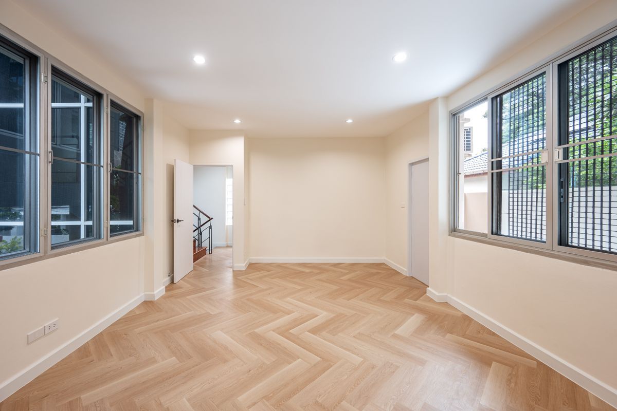 For SaleHouseSapankwai,Jatujak : 🏡 For Sale: 3-Storey Detached House in Modern Contemporary Style ✨ Fully renovated with spacious 375 sq.m. of usable area | 5 Bedrooms Prime location near MRT Chatuchak & BTS Mo Chit Surrounded by shopping malls, schools, and universities – convenient