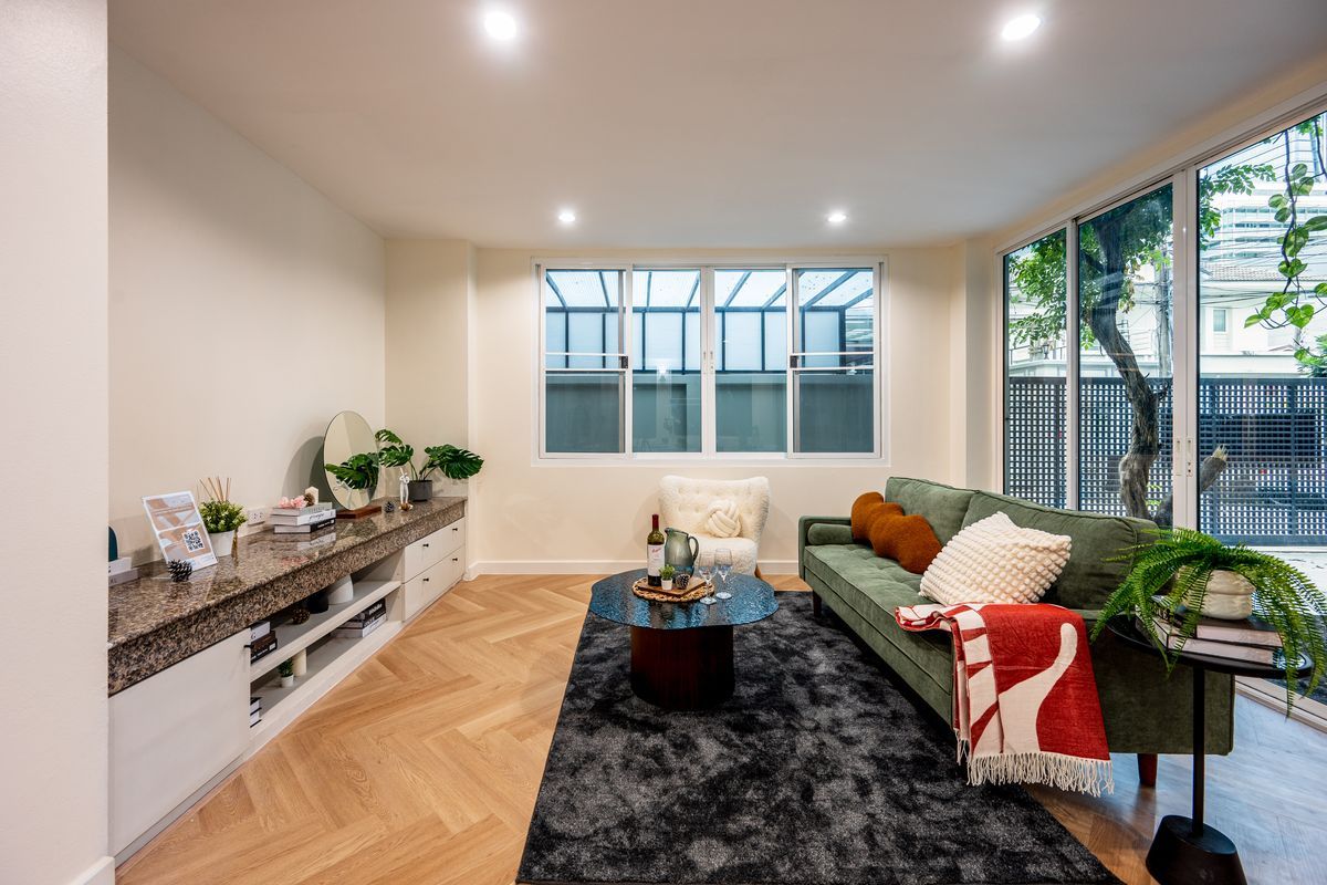 For SaleHouseSapankwai,Jatujak : 🏡 For Sale: 3-Storey Detached House in Modern Contemporary Style ✨ Fully renovated with spacious 375 sq.m. of usable area | 5 Bedrooms Prime location near MRT Chatuchak & BTS Mo Chit Surrounded by shopping malls, schools, and universities – convenient