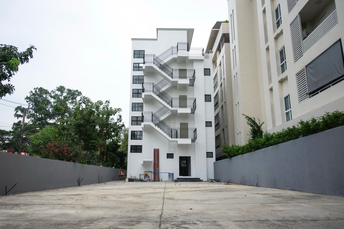 For RentOfficeRamkhamhaeng, Hua Mak : Rental of the Stand Alone Building has a lot of parking elevators, Town in Town, Sriwara Road, Ekkamai - Ram Inthra express. Bangkok