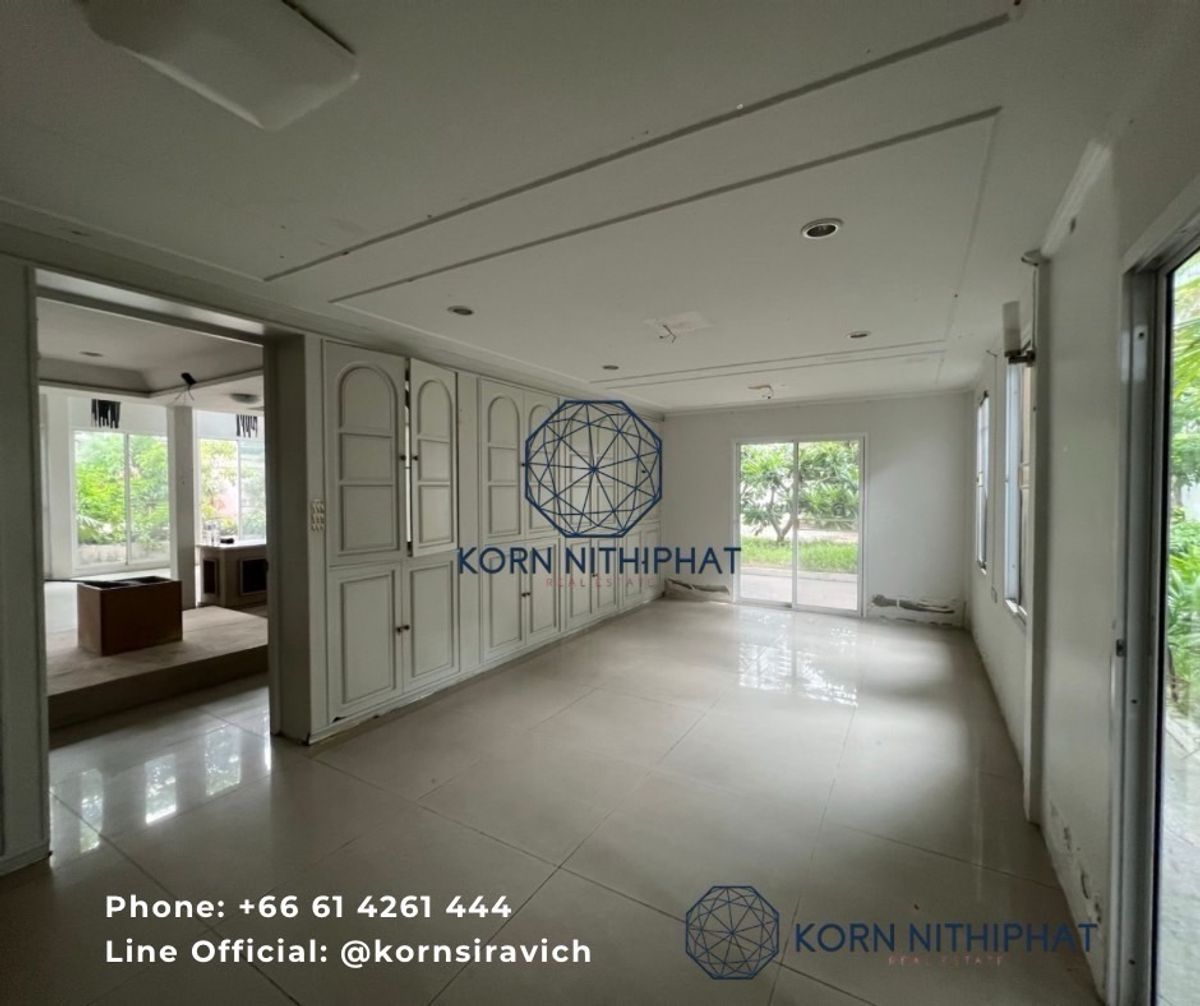 For RentRetail SpaceSukhumvit, Asoke, Thonglor : Rent a detached house with Sukhong Sukhumvit for doing a renovated business. Open Idea Business has many cars parking on the land, a total of 231 square wah, call 061-4261-444.