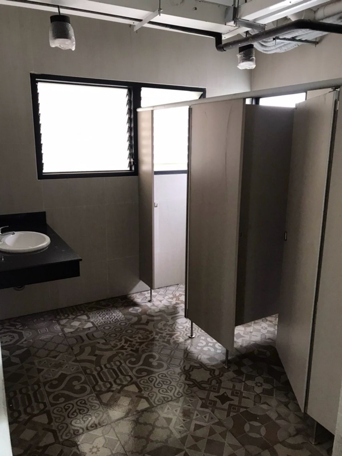 For RentOfficeRamkhamhaeng, Hua Mak : Rental of the Stand Alone Building has a lot of parking elevators, Town in Town, Sriwara Road, Ekkamai - Ram Inthra express. Bangkok