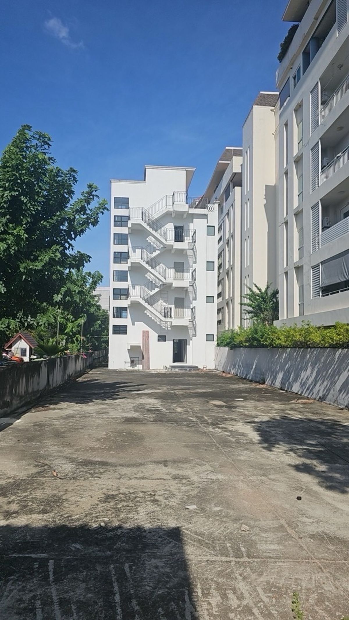 For RentOfficeRamkhamhaeng, Hua Mak : Rental of the Stand Alone Building has a lot of parking elevators, Town in Town, Sriwara Road, Ekkamai - Ram Inthra express. Bangkok