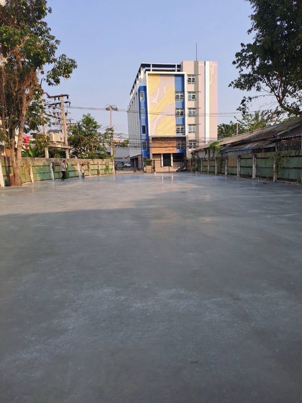 For RentOfficeRamkhamhaeng, Hua Mak : Rental of the Stand Alone Building has a lot of parking elevators, Town in Town, Sriwara Road, Ekkamai - Ram Inthra express. Bangkok