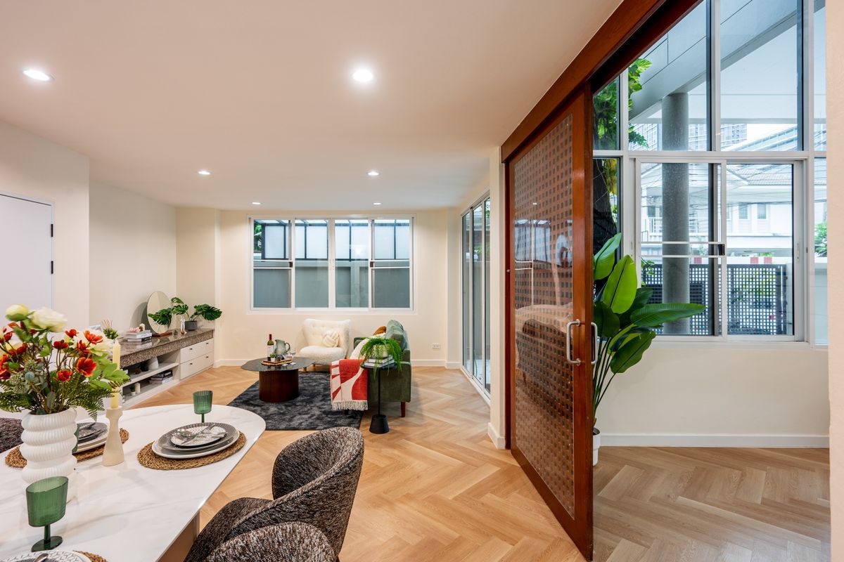 For SaleHouseSapankwai,Jatujak : 🏡 For Sale: 3-Storey Detached House in Modern Contemporary Style ✨ Fully renovated with spacious 375 sq.m. of usable area | 5 Bedrooms Prime location near MRT Chatuchak & BTS Mo Chit Surrounded by shopping malls, schools, and universities – convenient