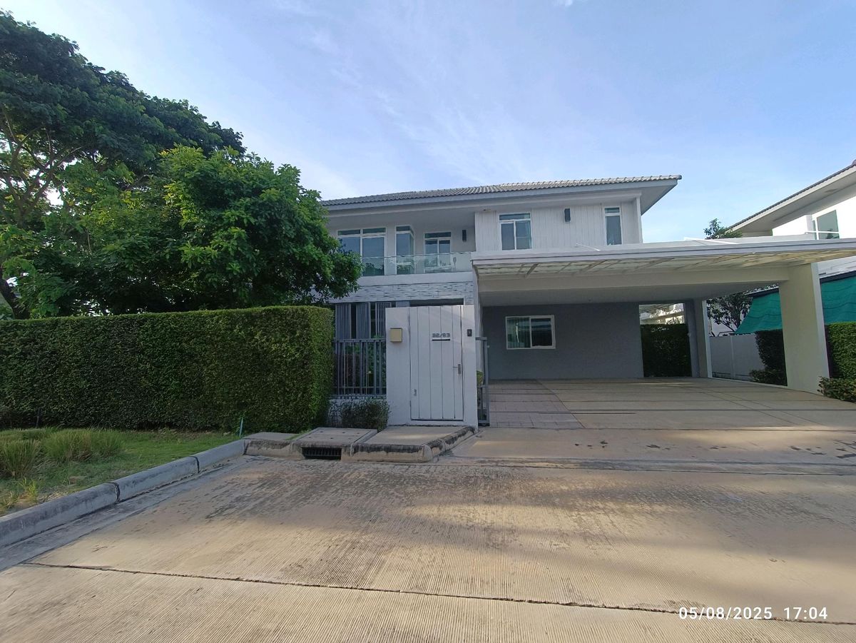HouseLadkrabang, Suwannaphum Airport : House 4 beds 5 water+housekeeper room Near the dulwich router