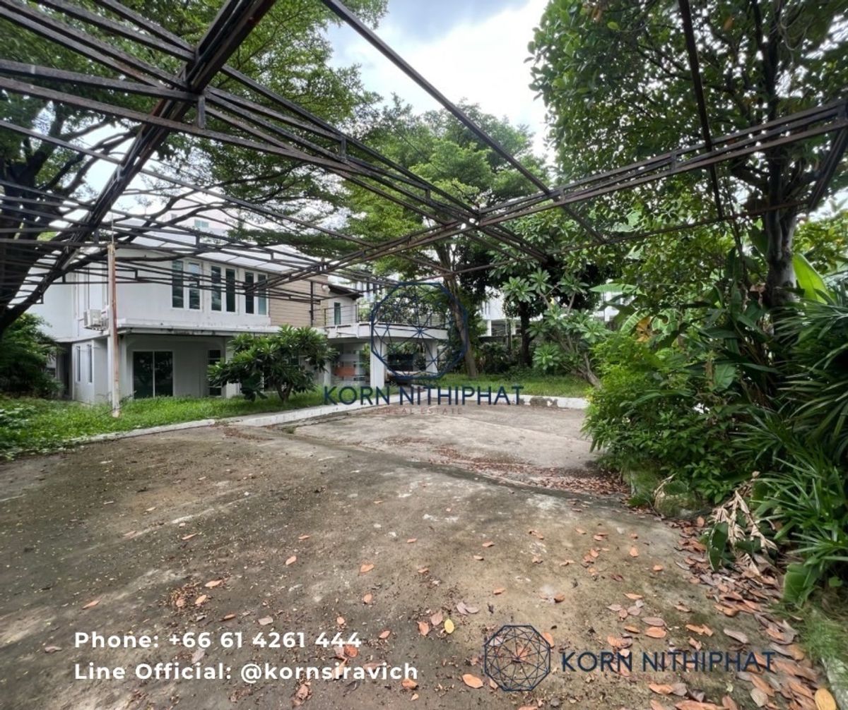 For RentRetail SpaceSukhumvit, Asoke, Thonglor : Rent a detached house with Sukhong Sukhumvit for doing a renovated business. Open Idea Business has many cars parking on the land, a total of 231 square wah, call 061-4261-444.