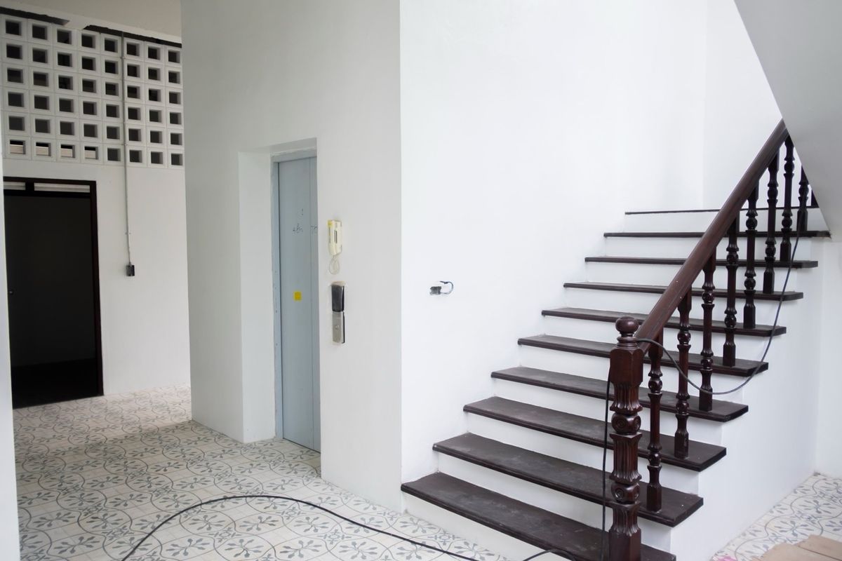 For RentOfficeRamkhamhaeng, Hua Mak : Rental of the Stand Alone Building has a lot of parking elevators, Town in Town, Sriwara Road, Ekkamai - Ram Inthra express. Bangkok