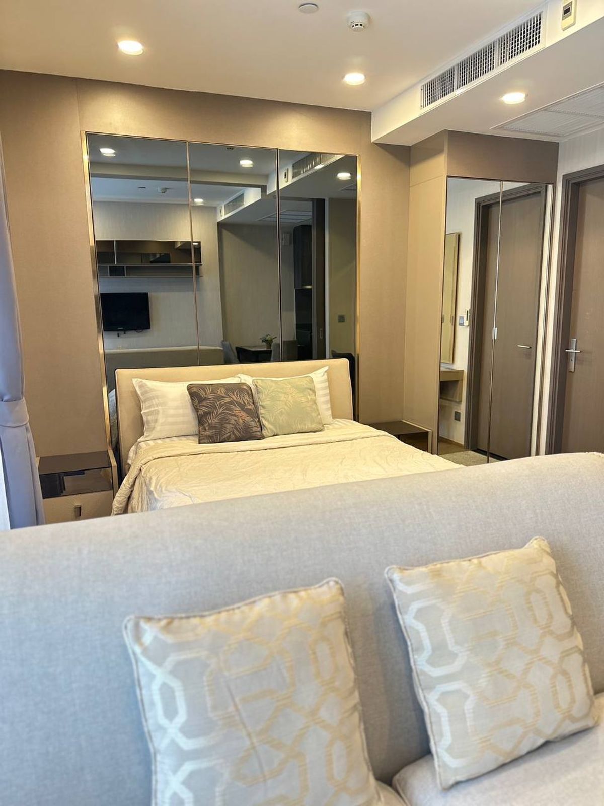 For RentCondoSiam Paragon ,Chulalongkorn,Samyan : Ashton Chula Silom【𝐑𝐄𝐍𝐓】🔥Simple elegance in every detail. Square furniture with built-in corners perfectly.🔥  Contact Line ID: @hacondo