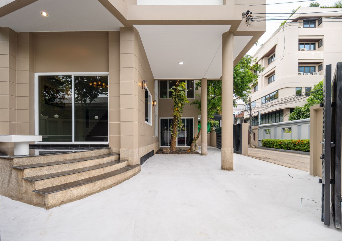 For SaleHouseSapankwai,Jatujak : 🏡 For Sale: 3-Storey Detached House in Modern Contemporary Style ✨ Fully renovated with spacious 375 sq.m. of usable area | 5 Bedrooms Prime location near MRT Chatuchak & BTS Mo Chit Surrounded by shopping malls, schools, and universities – convenient
