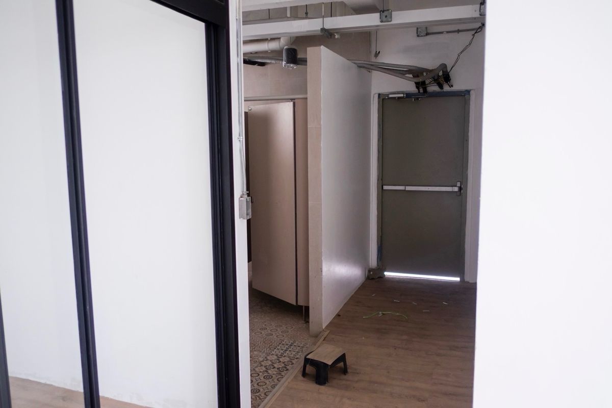 For RentOfficeRamkhamhaeng, Hua Mak : Rental of the Stand Alone Building has a lot of parking elevators, Town in Town, Sriwara Road, Ekkamai - Ram Inthra express. Bangkok