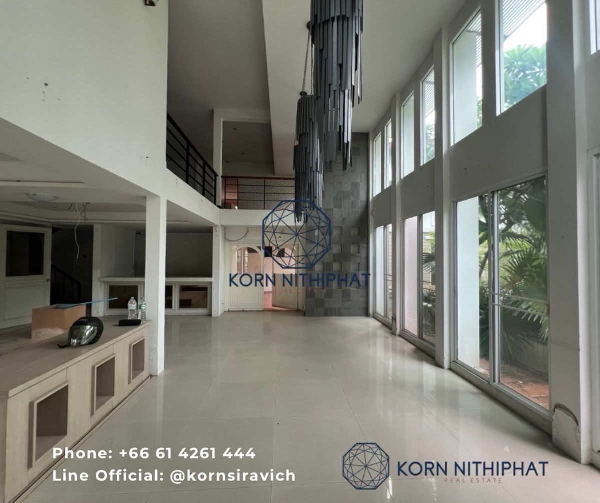 For RentRetail SpaceSukhumvit, Asoke, Thonglor : Rent a detached house with Sukhong Sukhumvit for doing a renovated business. Open Idea Business has many cars parking on the land, a total of 231 square wah, call 061-4261-444.