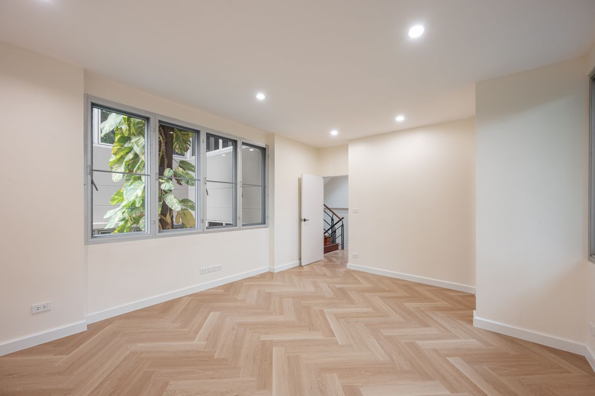 For SaleHouseSapankwai,Jatujak : 🏡 For Sale: 3-Storey Detached House in Modern Contemporary Style ✨ Fully renovated with spacious 375 sq.m. of usable area | 5 Bedrooms Prime location near MRT Chatuchak & BTS Mo Chit Surrounded by shopping malls, schools, and universities – convenient