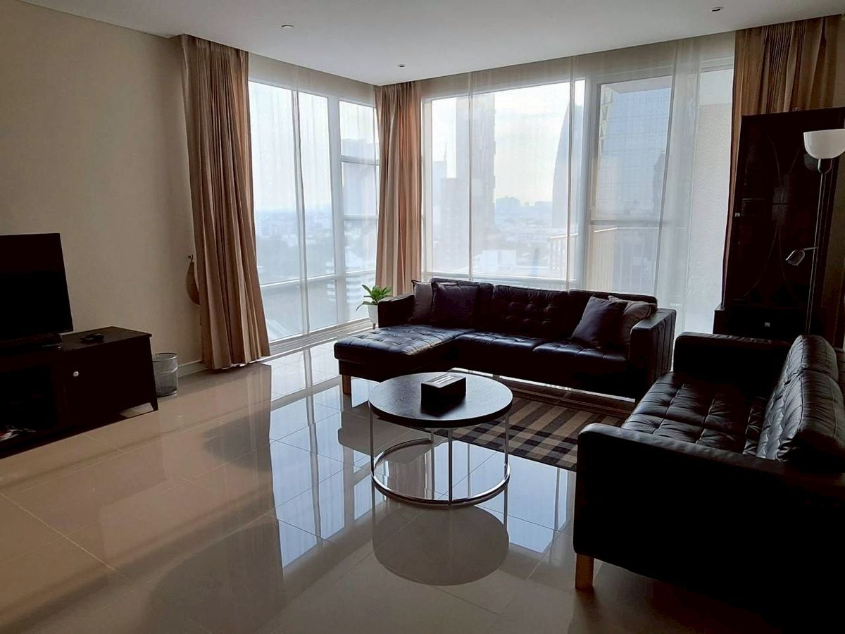 For RentCondoSukhumvit, Asoke, Thonglor : Condo for Rent at Fullerton Sukhumvit 3 Bedrooms, 3 Bathrooms (SHOWER+Bathub) Size 150 SQM High Floors Fully Furnished Rent 85,000 BHT /Month