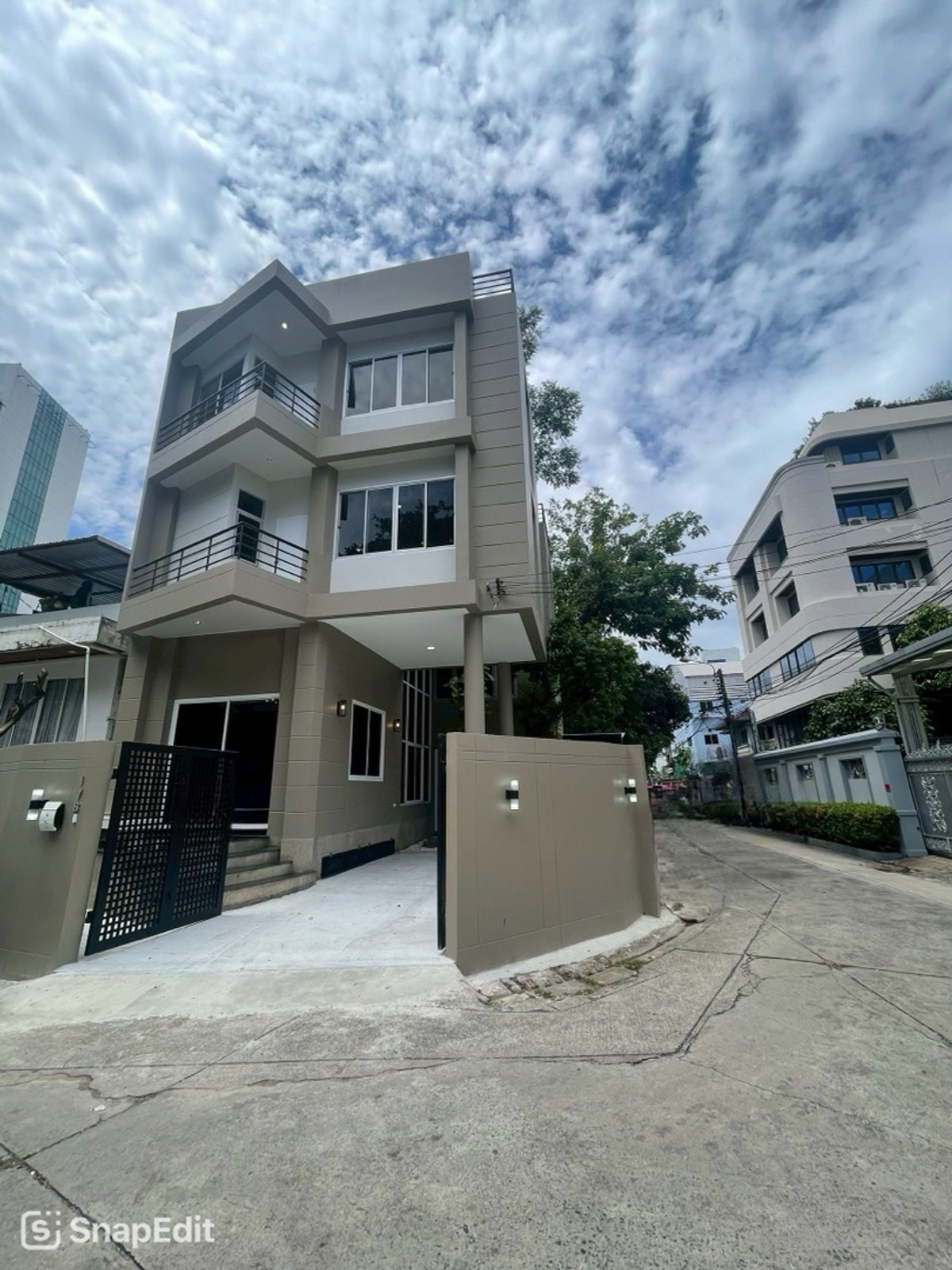 ขายบ้านสะพานควาย จตุจักร : 🏡ขายบ้านเดี่ยว 3 ชั้น สไตล์ Modern Contemporary ✨ รีโนเวทใหม่ทั้งหลัง ขนาดใหญ่ 375 ตร.ม. | 5 ห้องนอน เดินทางสะดวก ใกล้ MRT จตุจักร & BTS หมอชิต ใกล้ห้าง โรงเรียน มหาวิทยาลัย 