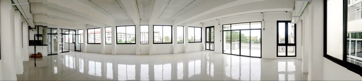 For RentOfficeRamkhamhaeng, Hua Mak : Rental of the Stand Alone Building has a lot of parking elevators, Town in Town, Sriwara Road, Ekkamai - Ram Inthra express. Bangkok