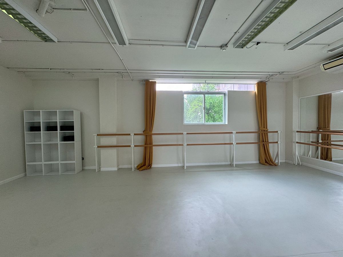 For RentHome OfficeSukhumvit, Asoke, Thonglor : Studio for rent 83 Sq.m suitable for opening a dance class, ballet, location Ekkamai, New Phetchburi Road.