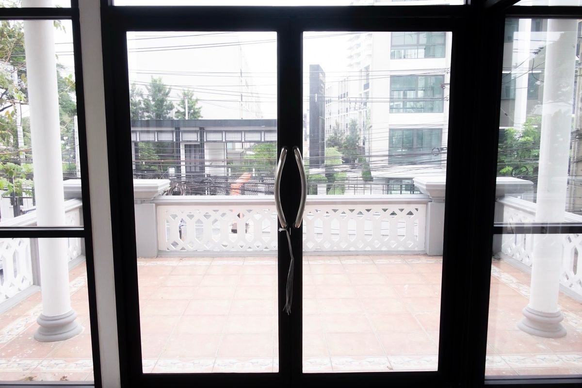 For RentOfficeRamkhamhaeng, Hua Mak : Rental of the Stand Alone Building has a lot of parking elevators, Town in Town, Sriwara Road, Ekkamai - Ram Inthra express. Bangkok