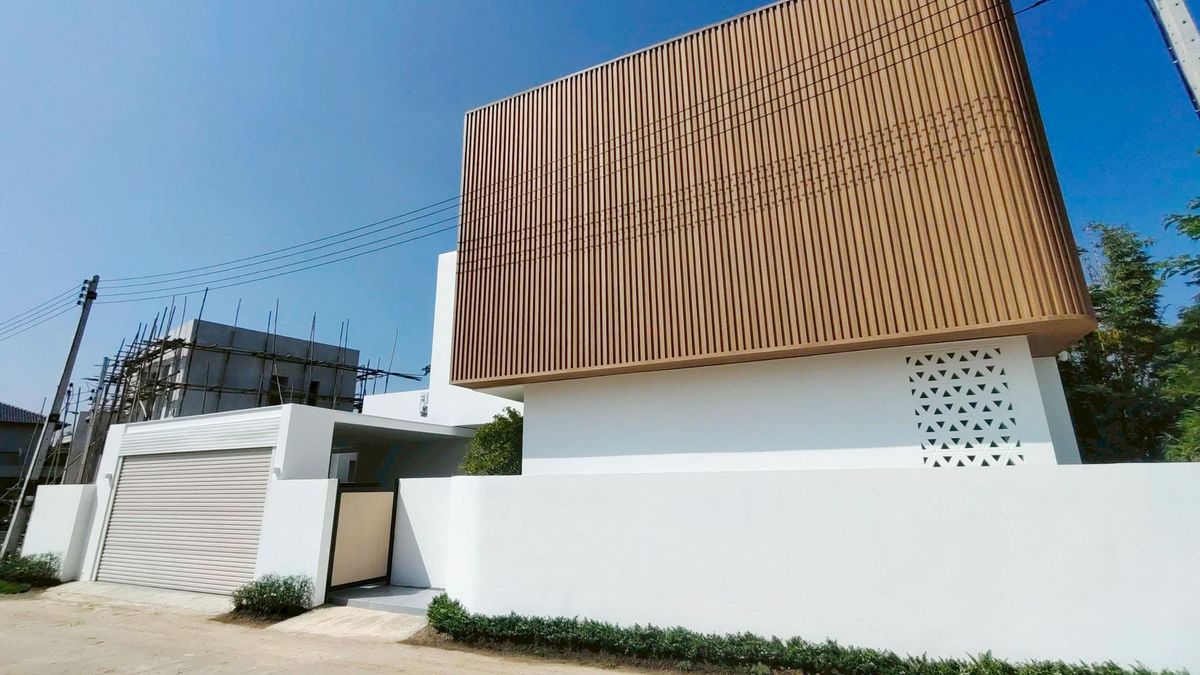 For RentHouseChiang Mai : Beautiful house with private pool Rent 85,000 baht per month. Travel only 10 minutes to Charoen Charoen Market No.12H458.