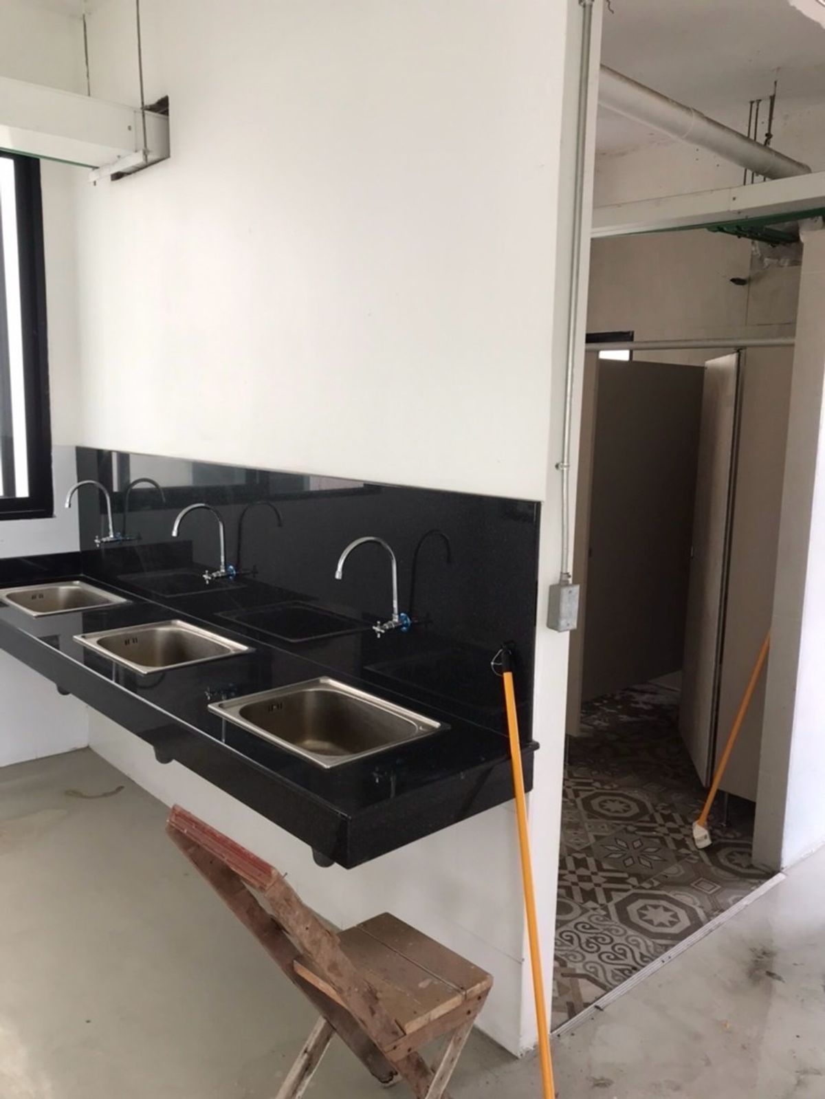 For RentOfficeRamkhamhaeng, Hua Mak : Rental of the Stand Alone Building has a lot of parking elevators, Town in Town, Sriwara Road, Ekkamai - Ram Inthra express. Bangkok