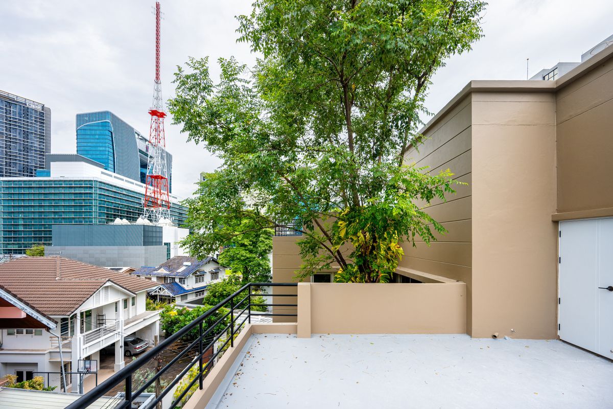 For SaleHouseSapankwai,Jatujak : 🏡 For Sale: 3-Storey Detached House in Modern Contemporary Style ✨ Fully renovated with spacious 375 sq.m. of usable area | 5 Bedrooms Prime location near MRT Chatuchak & BTS Mo Chit Surrounded by shopping malls, schools, and universities – convenient