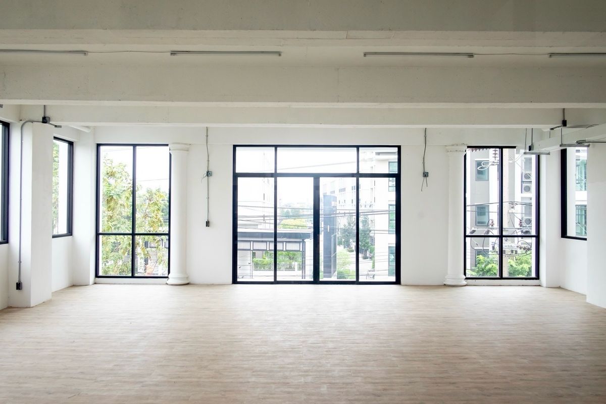 For RentOfficeRamkhamhaeng, Hua Mak : Rental of the Stand Alone Building has a lot of parking elevators, Town in Town, Sriwara Road, Ekkamai - Ram Inthra express. Bangkok