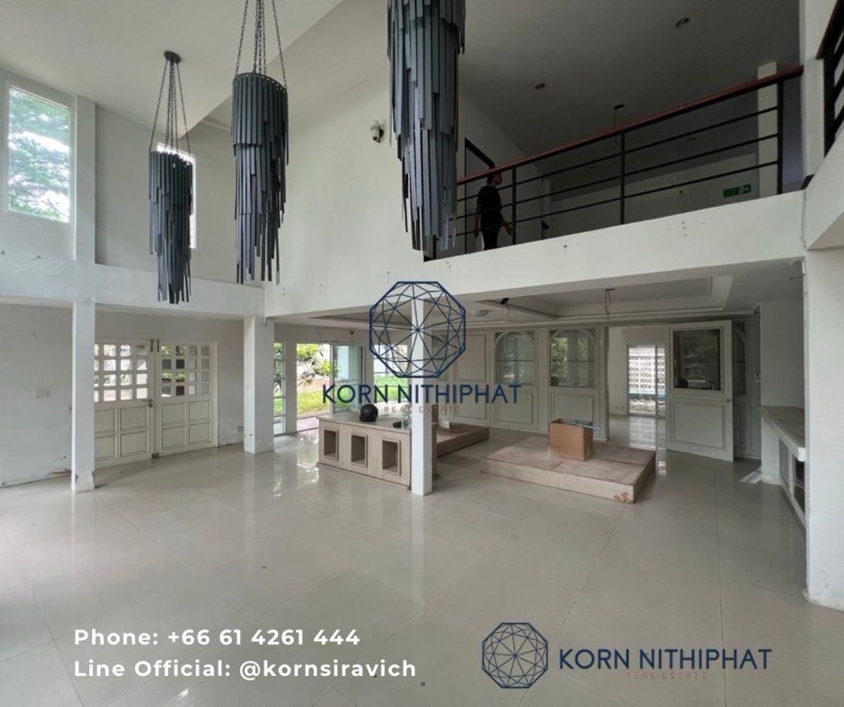 For RentRetail SpaceSukhumvit, Asoke, Thonglor : Rent a detached house with Sukhong Sukhumvit for doing a renovated business. Open Idea Business has many cars parking on the land, a total of 231 square wah, call 061-4261-444.