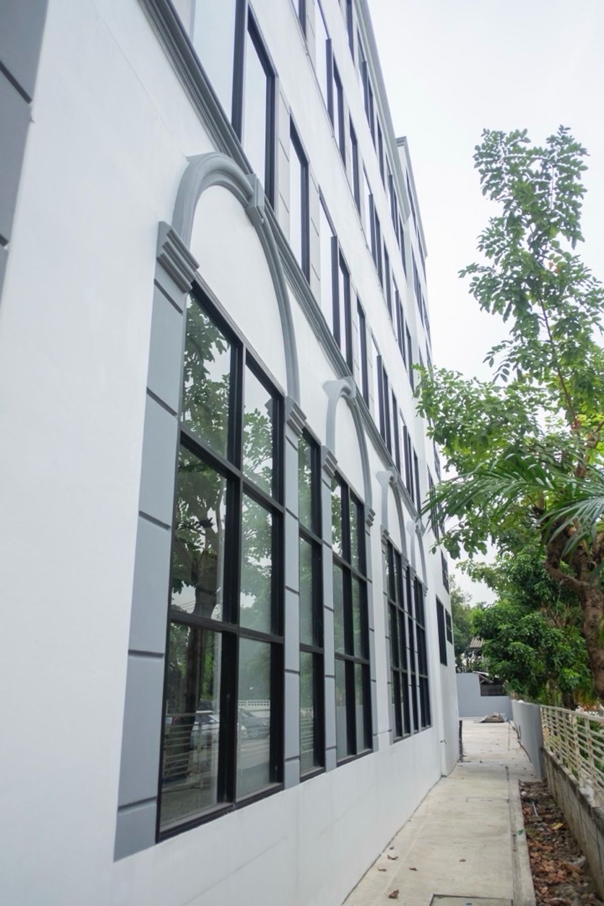 For RentOfficeRamkhamhaeng, Hua Mak : Rental of the Stand Alone Building has a lot of parking elevators, Town in Town, Sriwara Road, Ekkamai - Ram Inthra express. Bangkok