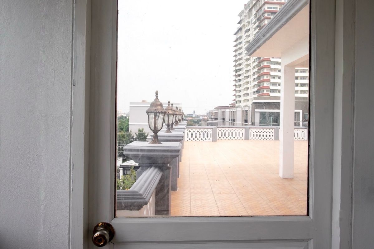 For RentOfficeRamkhamhaeng, Hua Mak : Rental of the Stand Alone Building has a lot of parking elevators, Town in Town, Sriwara Road, Ekkamai - Ram Inthra express. Bangkok