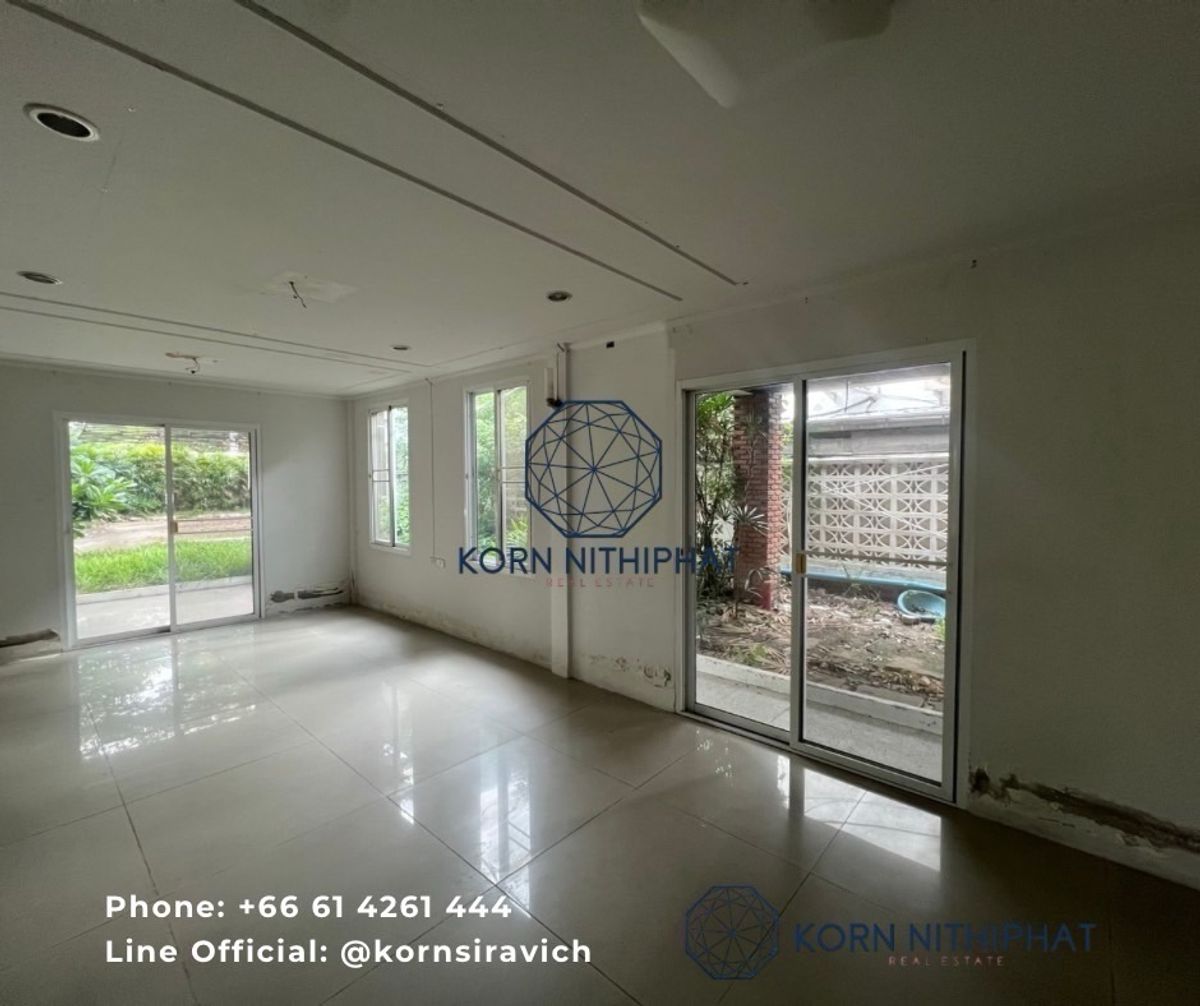 For RentRetail SpaceSukhumvit, Asoke, Thonglor : Rent a detached house with Sukhong Sukhumvit for doing a renovated business. Open Idea Business has many cars parking on the land, a total of 231 square wah, call 061-4261-444.