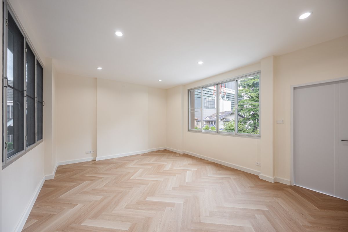 For SaleHouseSapankwai,Jatujak : 🏡 For Sale: 3-Storey Detached House in Modern Contemporary Style ✨ Fully renovated with spacious 375 sq.m. of usable area | 5 Bedrooms Prime location near MRT Chatuchak & BTS Mo Chit Surrounded by shopping malls, schools, and universities – convenient