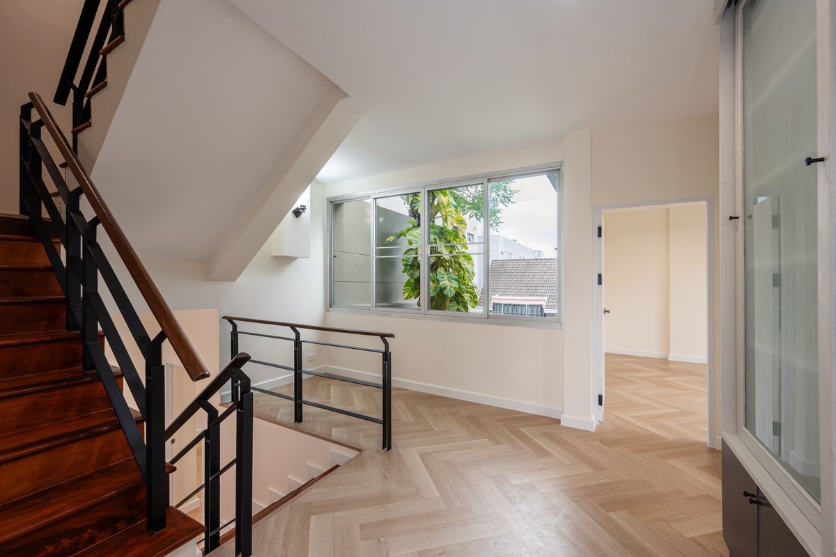 For SaleHouseSapankwai,Jatujak : 🏡 For Sale: 3-Storey Detached House in Modern Contemporary Style ✨ Fully renovated with spacious 375 sq.m. of usable area | 5 Bedrooms Prime location near MRT Chatuchak & BTS Mo Chit Surrounded by shopping malls, schools, and universities – convenient