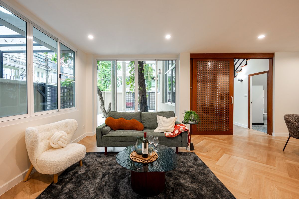 For SaleHouseSapankwai,Jatujak : 🏡 For Sale: 3-Storey Detached House in Modern Contemporary Style ✨ Fully renovated with spacious 375 sq.m. of usable area | 5 Bedrooms Prime location near MRT Chatuchak & BTS Mo Chit Surrounded by shopping malls, schools, and universities – convenient