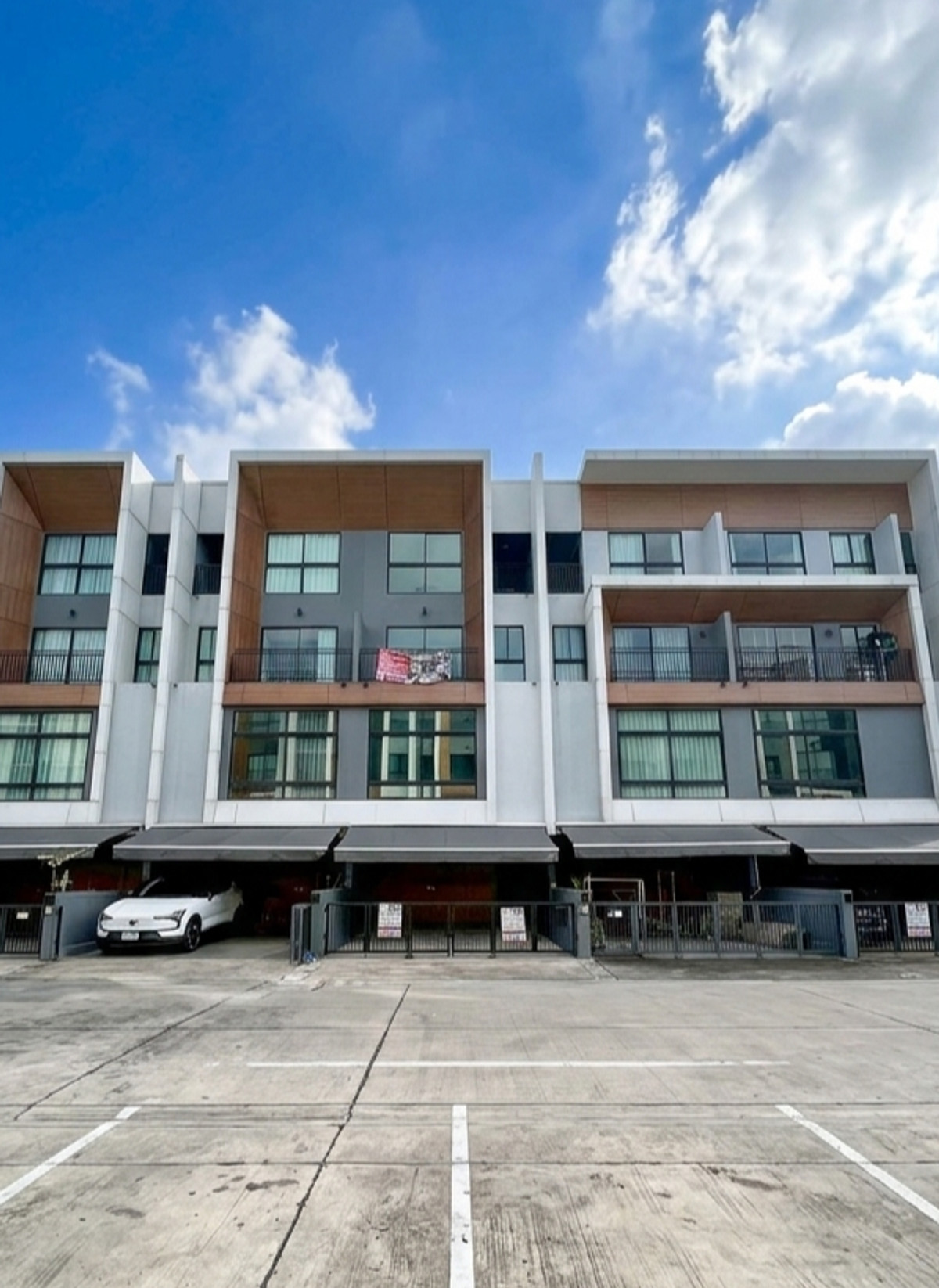 ขายทาวน์โฮมพัฒนาการ ศรีนครินทร์ : 🏡✨ บ้านหรู 3.5 ชั้น Arden พัฒนาการ ใกล้ทองหล่อ-เอกมัย สังคมพรีเมียม เพียง 8.69 ล้าน!