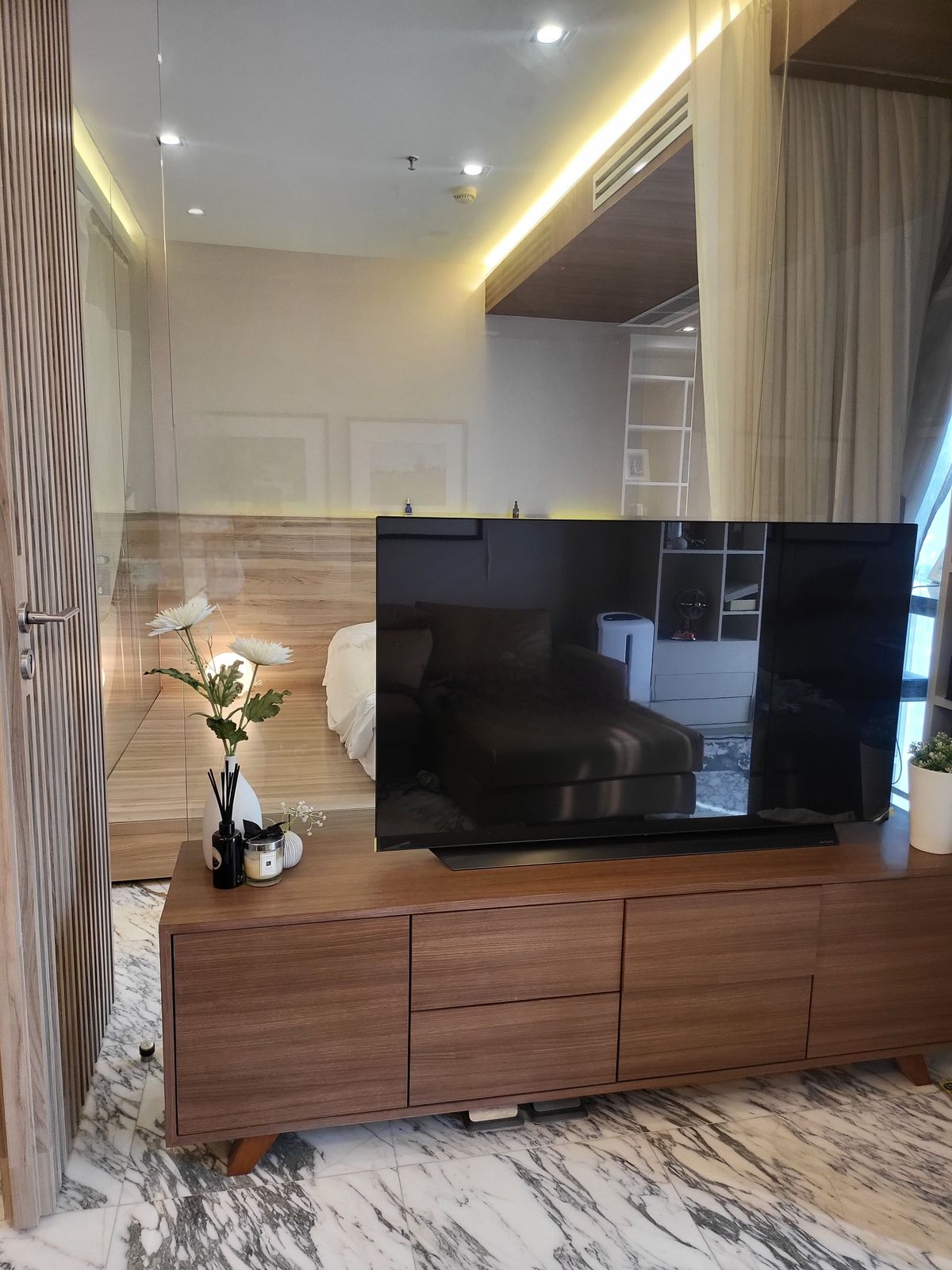 For SaleCondoRatchadapisek, Huaikwang, Suttisan : 🔥Urgent Sale🔥 Ideo Ratchada-Huai Khwang, fully furnished and ready to move in. Conveniently located just 80 meters from Huai Khwang MRT Station.